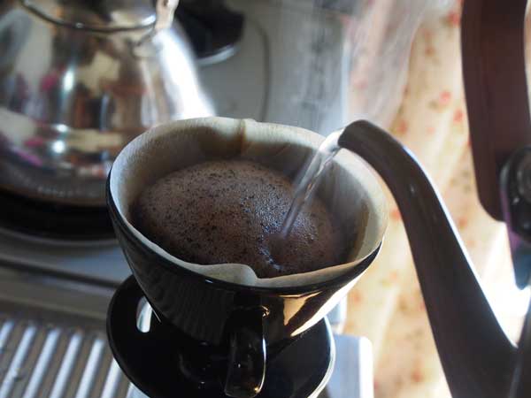 新鮮なコーヒー豆はお湯で膨らむ！！